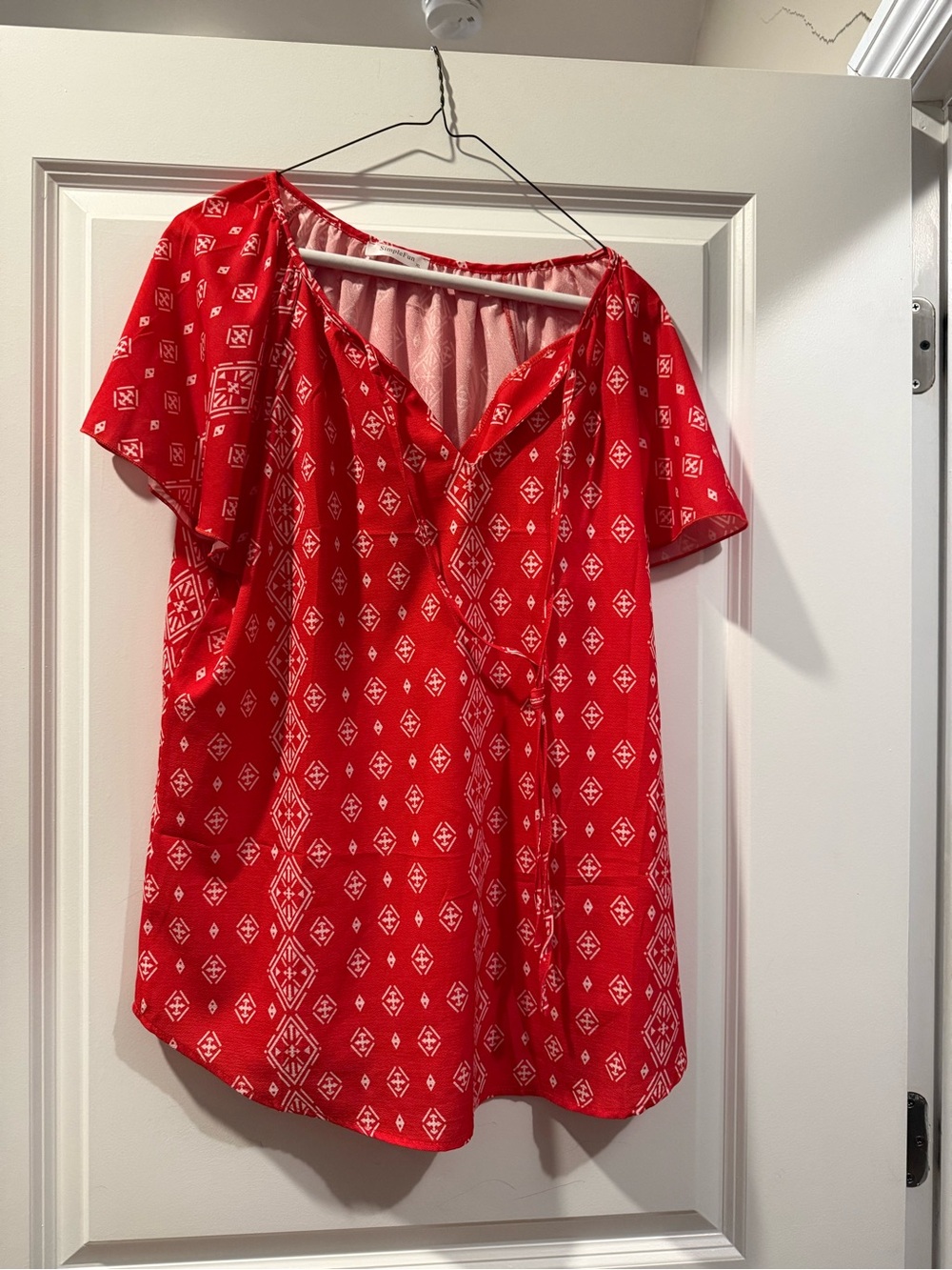Simple Red Short-Sleeve V-Neck Geometric Print Blouse